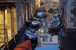 EIKONEΣ-ΣΟΚ: «Στέγνωσαν» τα κανάλια της Βενετίας - Αλλάζει το διαμάντι της Ιταλίας