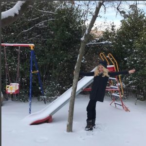 Ακομπλεξάριστη Ελένη Μενεγάκη: Βγήκε άβαφη να παίξει στο χιόνι! Δείτε τις φωτογραφίες που ανέβασε στο Instagram