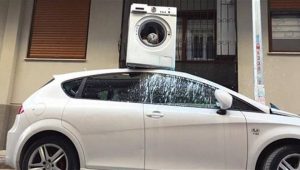 Απίστευτο: Πάρκαρε μπροστά από είσοδο σπιτιού και όταν γύρισε να πάρει το αυτοκίνητο αντίκρισε ένα περίεργο θέαμα! Η εικόνα που έγινε viral