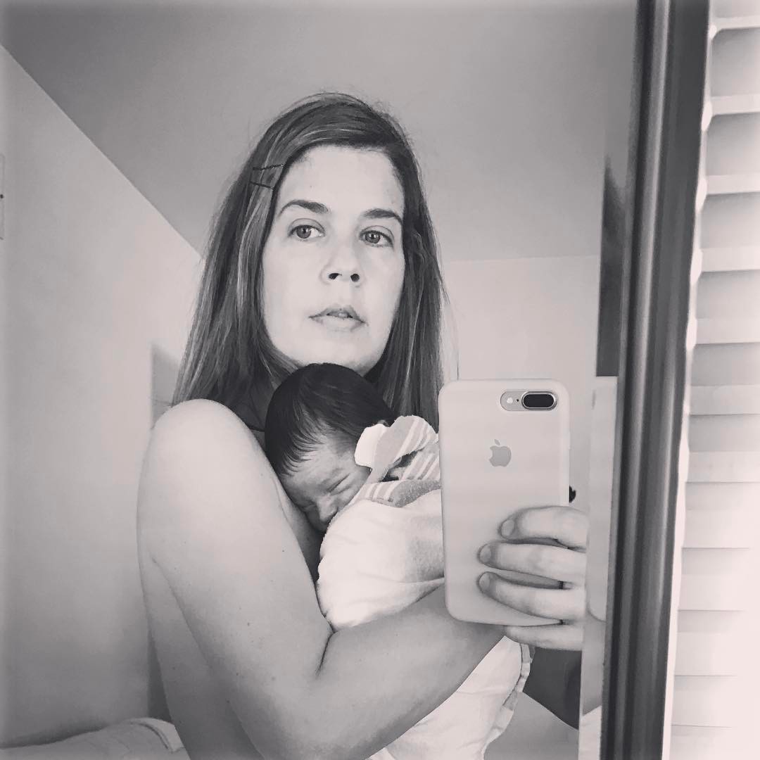 Ελληνίδα ηθοποιός έβγαλε selfie στο σπίτι με το νεογέννητο γιο της! Δείτε την τρυφερή φωτογραφία