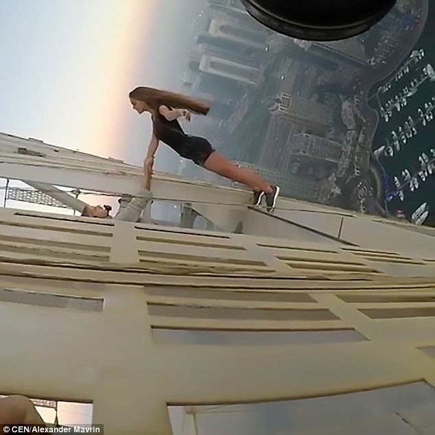 Ρωσίδα μοντέλο έπαιξε τη ζωή της «κορώνα γράμματα» και... κρεμάστηκε από ουρανοξύστη 300 μέτρων! (vid)