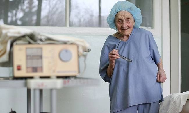 Απίστευτη: Η 90χρονη χειρουργός που... αρνείται να αφήσει το νυστέρι! (εικόνες)