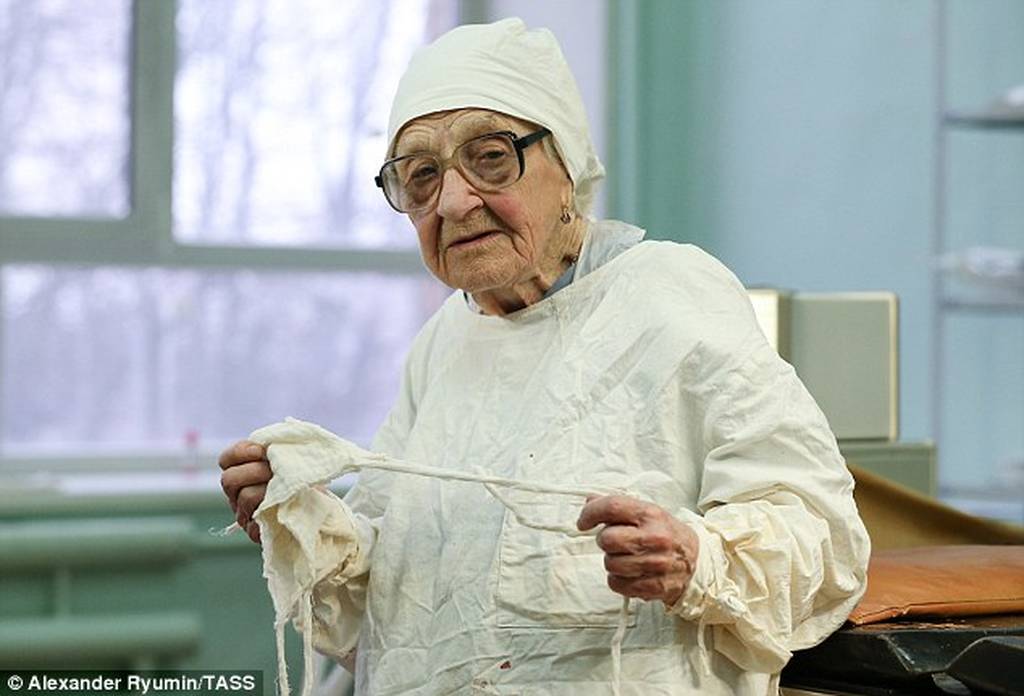 Απίστευτη: Η 90χρονη χειρουργός που... αρνείται να αφήσει το νυστέρι! (εικόνες)