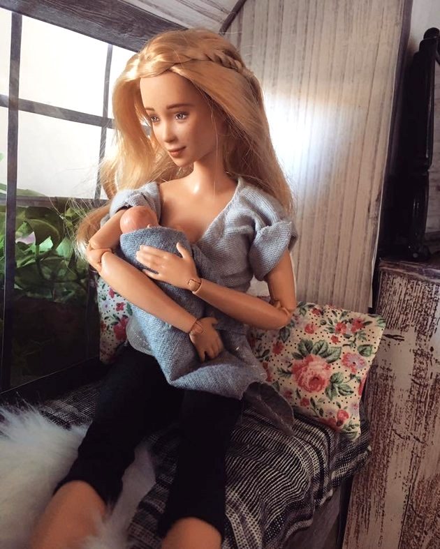 Επιτέλους: H πρώτη Barbie που θηλάζει είναι γεγονός και «περνάει» το δικό της μήνυμα! (εικόνες)