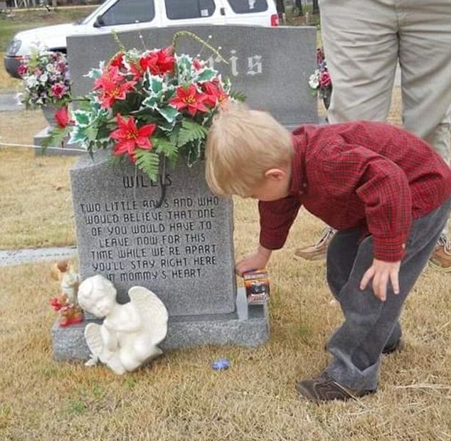 Το παιδάκι που πηγαίνει στον τάφο του αδερφού του και του λέει για την ζωή του... (εικόνες)