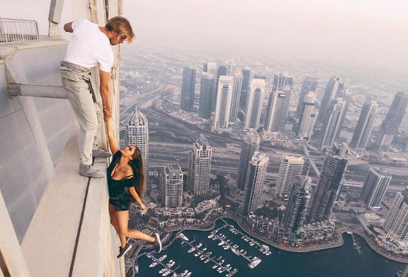 Ρωσίδα μοντέλο έπαιξε τη ζωή της «κορώνα γράμματα» και... κρεμάστηκε από ουρανοξύστη 300 μέτρων! (vid)