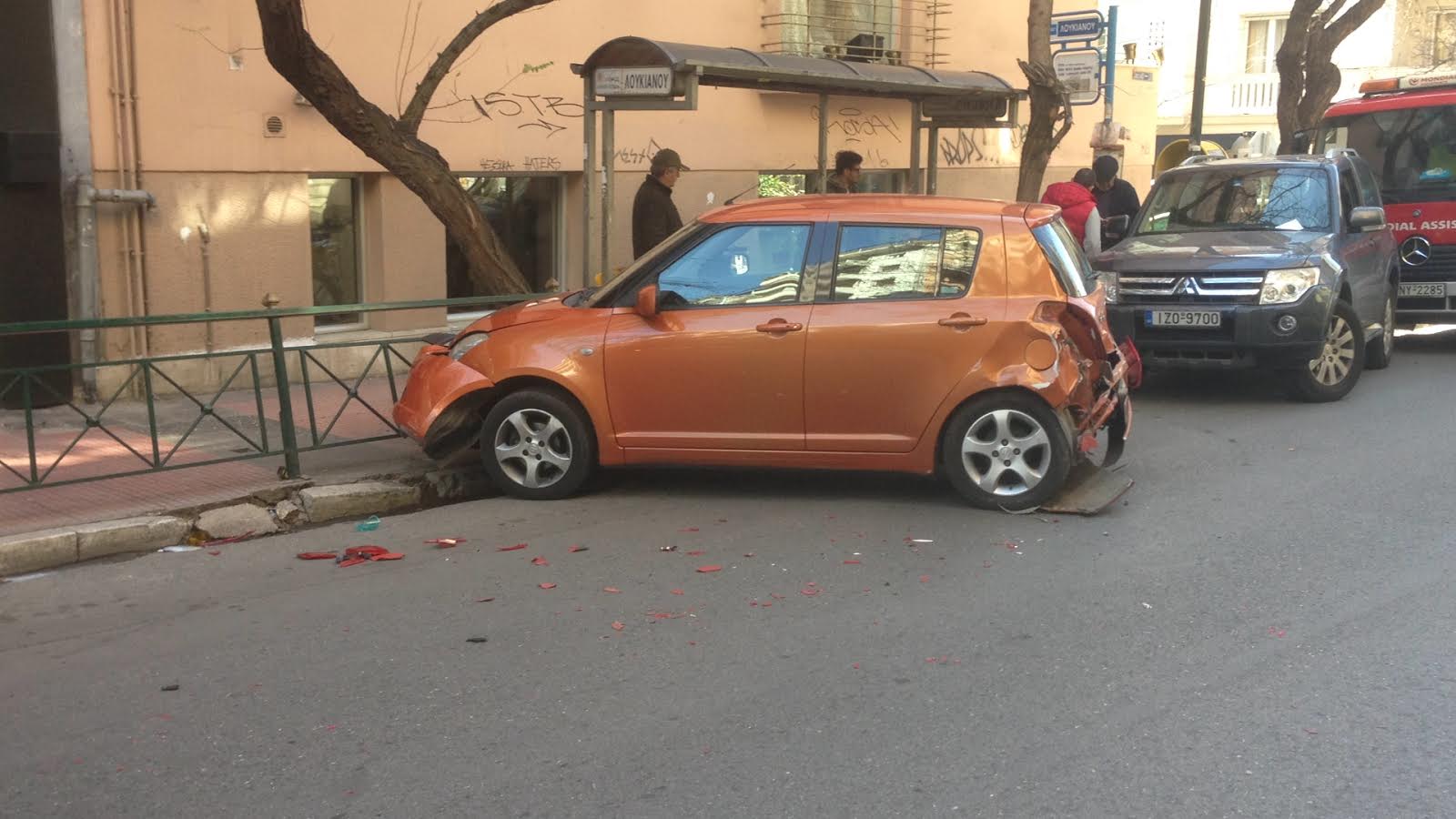 Αυτοκίνητο έπεσε δίπλα σε στάση λεωφορείου στο κέντρο της Αθήνας!