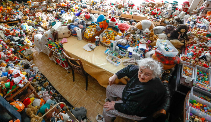 Αυτή η γιαγιά ζει μαζί με 20.000 λούτρινα κουκλάκια! (εικόνες)