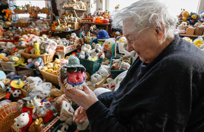 Αυτή η γιαγιά ζει μαζί με 20.000 λούτρινα κουκλάκια! (εικόνες)