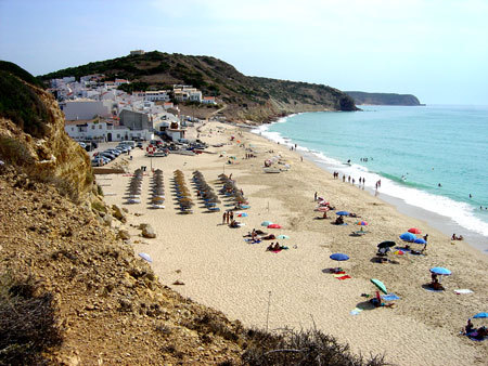 Telegraph: Δύο ελληνικές παραλίες, ανάμεσα στις 10 καλύτερες για οικογενειάρχες!
