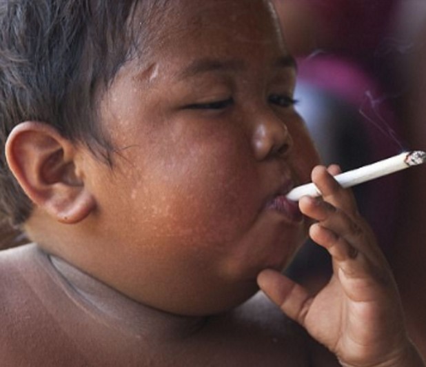 Θυμάστε το 2χρονο αγοράκι που κάπνιζε μανιωδώς, 40 τσιγάρα την ημέρα; - Δείτε πως είναι σήμερα και τι κάνει (εικόνες)