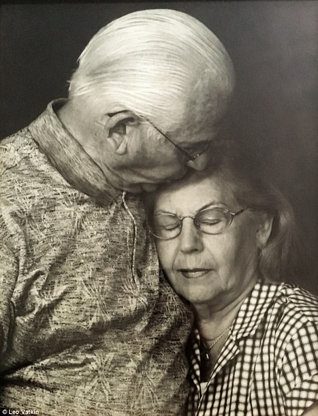 Μια ιστορία πραγματικής αγάπης: Εζησαν μαζί 69 χρόνια, πέθαναν μόλις τους χώρισαν (εικόνες)