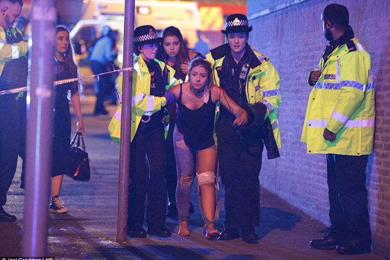 Τρόμος στη Βρετανία: Τουλάχιστον 19 νεκροί μετά από έκρηξη στο Manchester Arena (εικόνες & vid)