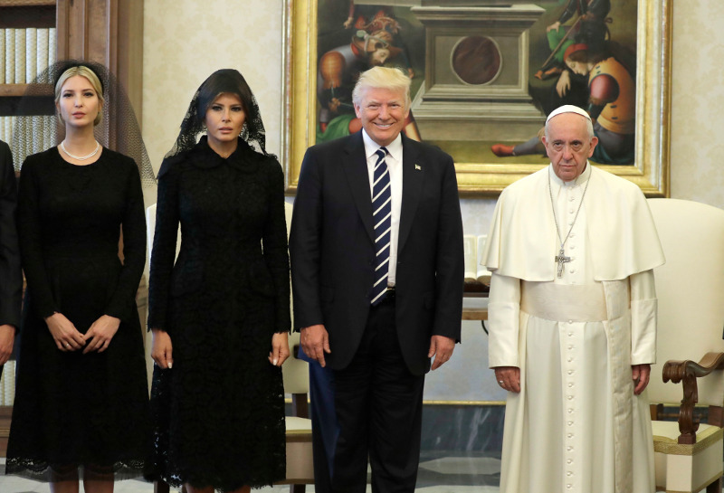 Γιατί Μελάνια και Ιβάνκα πήγαν στο Βατικανό με μαύρα δαντελένια μαντίλια στο κεφάλι, σαν χήρες (εικόνες)