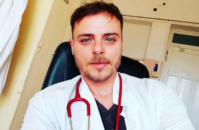 Γνωστός τραγουδιστής διορίστηκε γιατρός στα Αντικύθηρα - Η πρώτη φωτογραφία με την ιατρική μπλούζα!