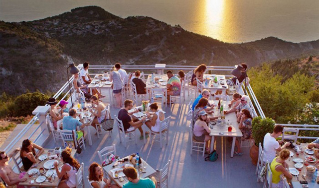 Σε αυτό το εστιατόριο τρως ανάμεσα στα σύννεφα. Και είναι στην Ελλάδα!