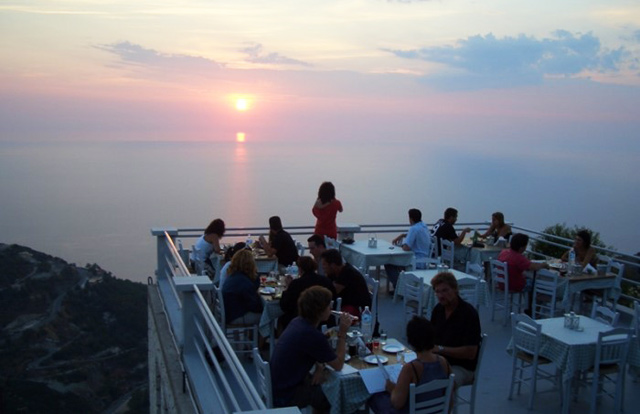 Σε αυτό το εστιατόριο τρως ανάμεσα στα σύννεφα. Και είναι στην Ελλάδα!