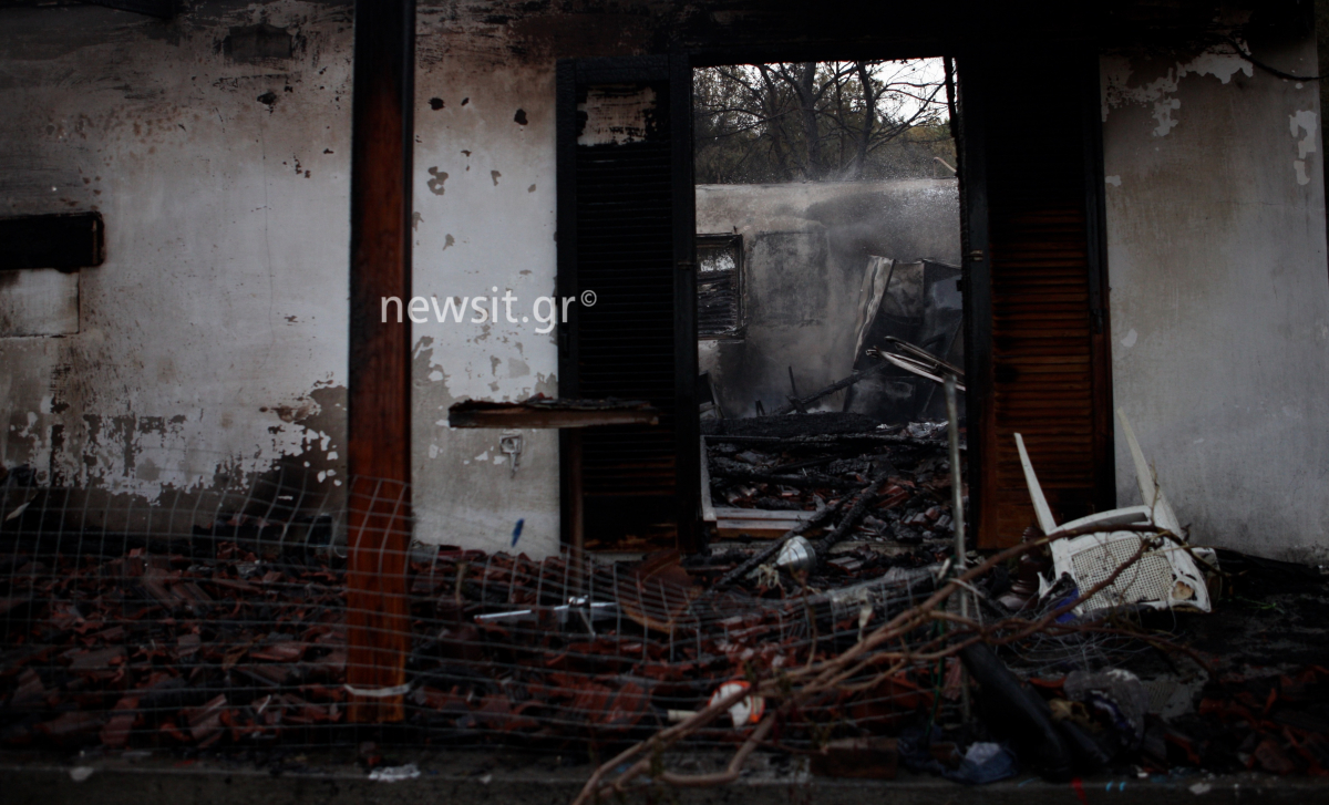 Μια νεκρή στη φωτιά στους Αγίους Θεοδώρους - Κάηκαν σπίτια (εικόνες)