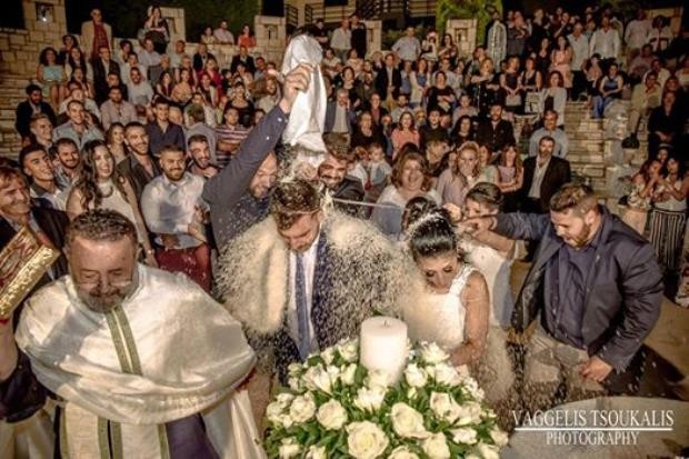 Κρήτη: Η έκπληξη μπροστά στον παπά - Γαμπρός και νύφη τα έχασαν στον χορό του Ησαϊα