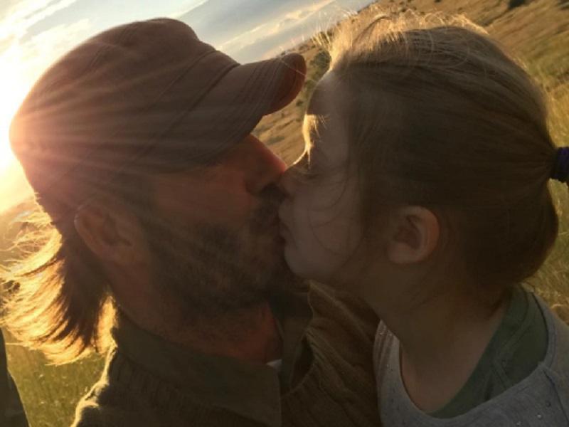 Οργή  για το φιλί του Μπεκαμ στην κόρη του: Η φωτογραφία που προκάλεσε την αντίδραση των θαυμαστών του