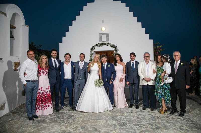 Δούκισσα Νομικού-Δημήτρης Θεοδωρίδης: Η οικογενειακή φωτογραφία από τον παραμυθένιο γάμο στη Μύκονο!