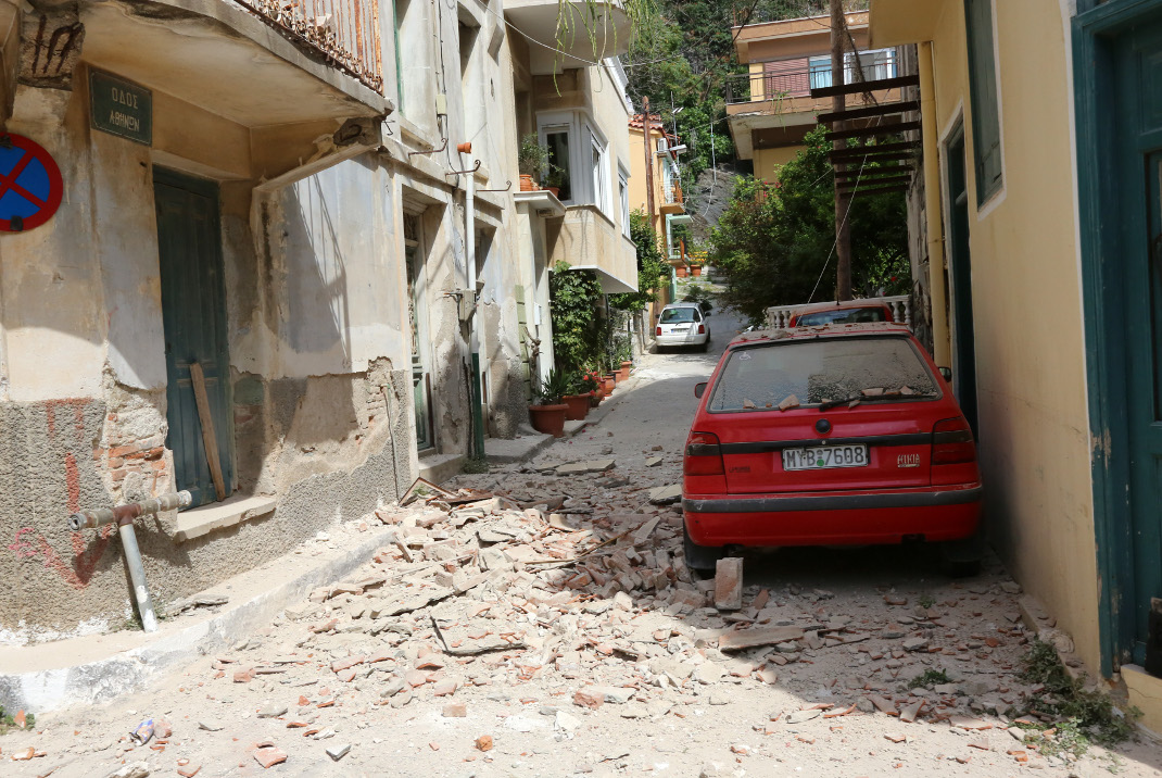 Μία νεκρή από τον σεισμό 6,1 Ρίχτερ ανοιχτά της Λέσβου -Κατέρρευσαν σπίτια