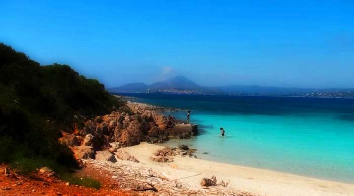 Αυτή είναι η πιο βαθιά παραλία της Ελλάδας!  Εσύ θα τολμούσες να μπεις; (εικόνες)