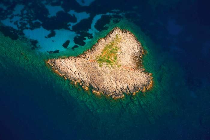 Αυτή είναι η πιο βαθιά παραλία της Ελλάδας!  Εσύ θα τολμούσες να μπεις; (εικόνες)