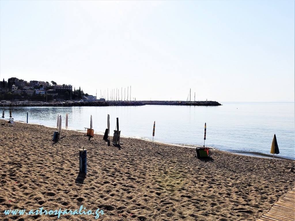 Ελληνική πατέντα: «Καβατζώνουν» θέση στην παραλία με... αλυσίδες!