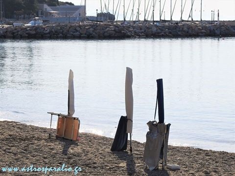 Ελληνική πατέντα: «Καβατζώνουν» θέση στην παραλία με... αλυσίδες!