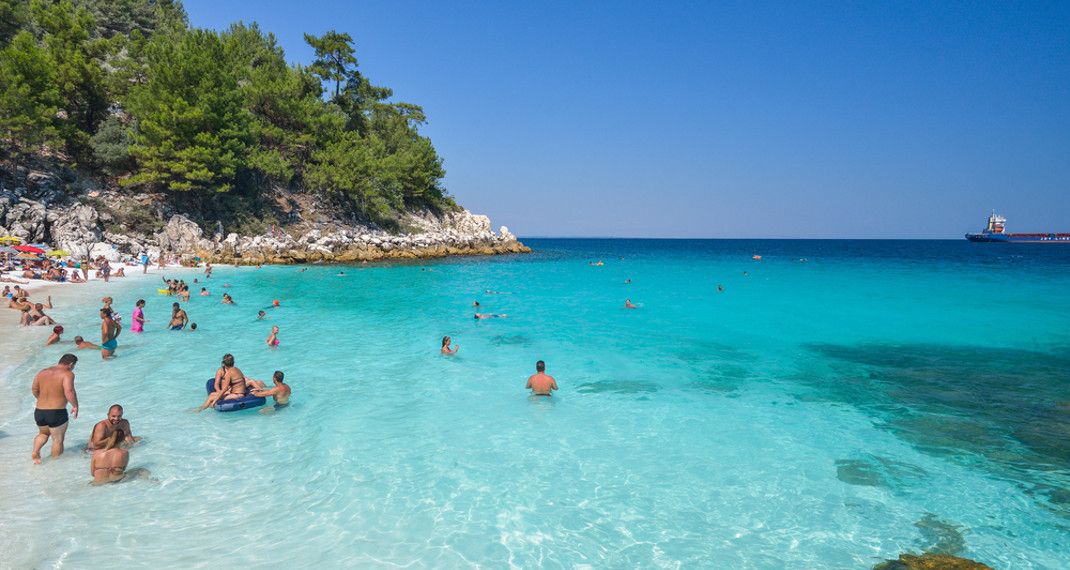 Αυτή η παραλία με τα λευκά βότσαλα και τα κρυστάλλινα νερά βρίσκεται στην Ελλάδα!
