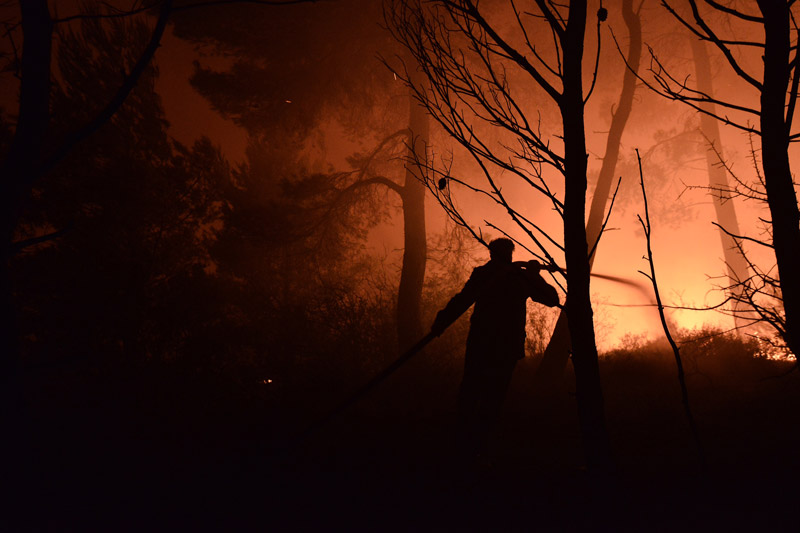 Μεγάλη φωτιά στην Αττική: Στο Καπανδρίτι η μάχη με τις φλόγες