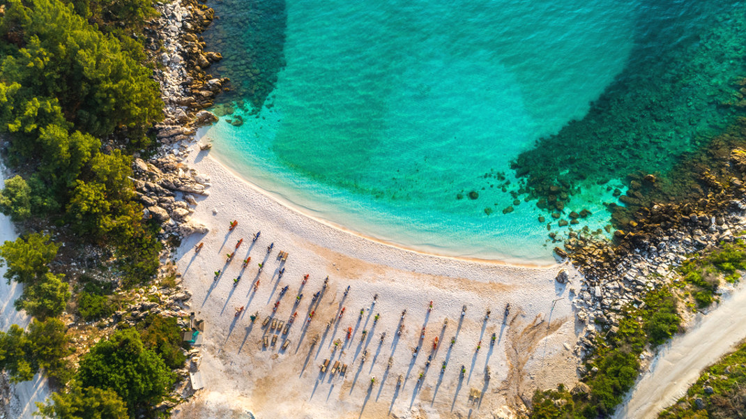 Αυτή η παραλία με τα λευκά βότσαλα και τα κρυστάλλινα νερά βρίσκεται στην Ελλάδα!
