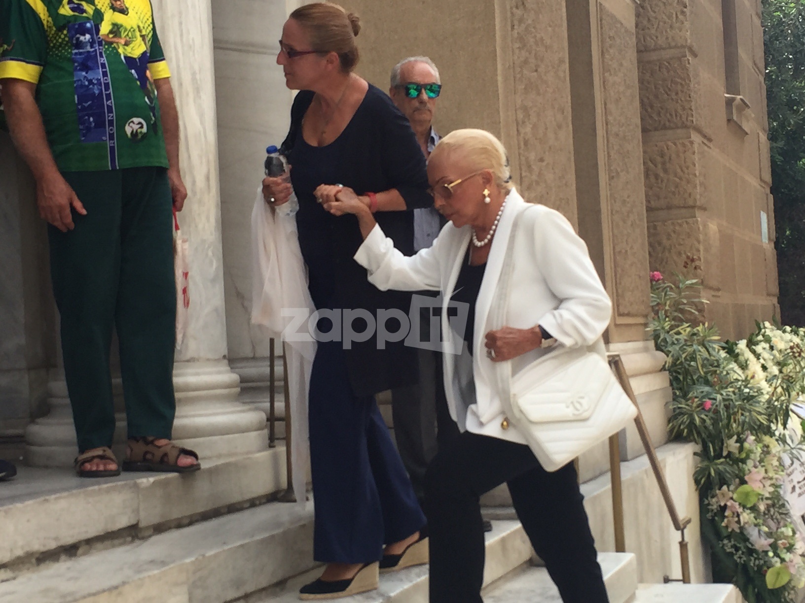 Κηδεία Ζωής Λάσκαρη: Λύγισε η Νόνικα Γαληνέα μπροστά στο φέρετρο! (εικόνες)