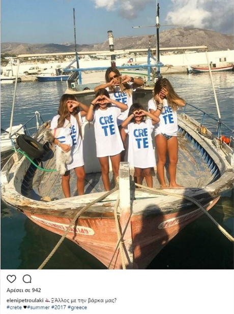 Ελένη Πετρουλάκη: Ποζάρει με τις  τέσσερις κόρες της πάνω σε βάρκα στην Κρήτη!