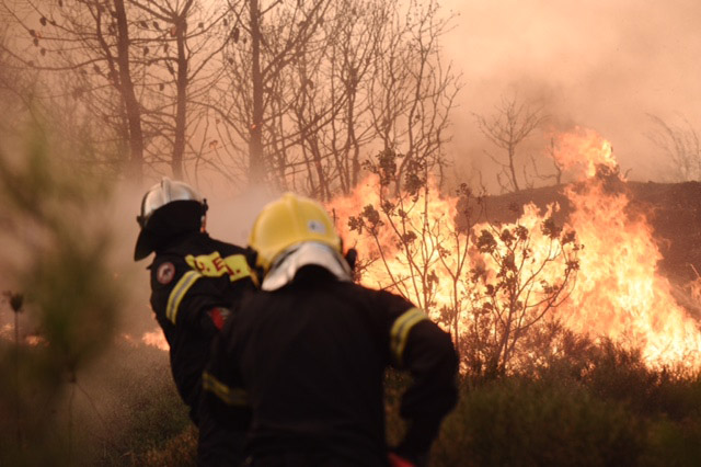 Καίγονται σπίτια στον Κάλαμο - Τραυματίστηκε ο στρατηγός Γιόβας της Πυροσβεστικής