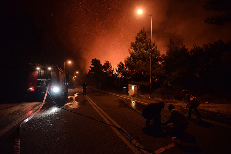 Μεγάλη φωτιά στην Αττική: Στο Καπανδρίτι η μάχη με τις φλόγες