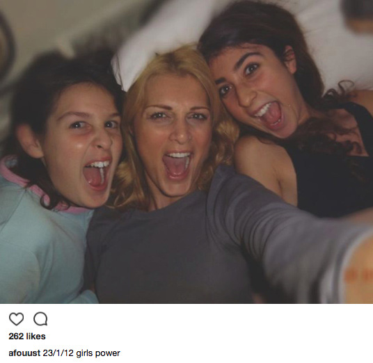 Η selfie της Νατάσας Θεοδωρίδου με τις κόρες της! (εικόνα)