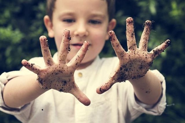 «Αφήστε τα παιδιά να «παίξουν με τα μικρόβια», στο χώμα και στην αυλή – Ενισχύουν την άμυνα του οργανισμού, λένε οι γιατροί