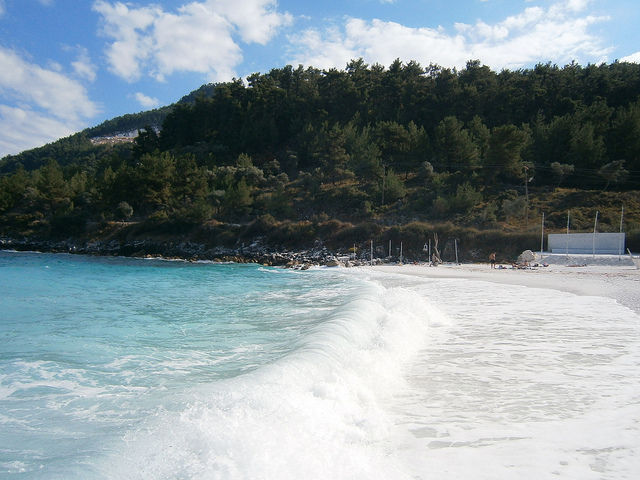 Αυτή η παραλία με τα λευκά βότσαλα και τα κρυστάλλινα νερά βρίσκεται στη Βόρεια Ελλάδα!