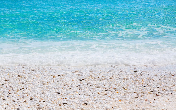 Αυτή η παραλία με τα λευκά βότσαλα και τα κρυστάλλινα νερά βρίσκεται στη Βόρεια Ελλάδα!