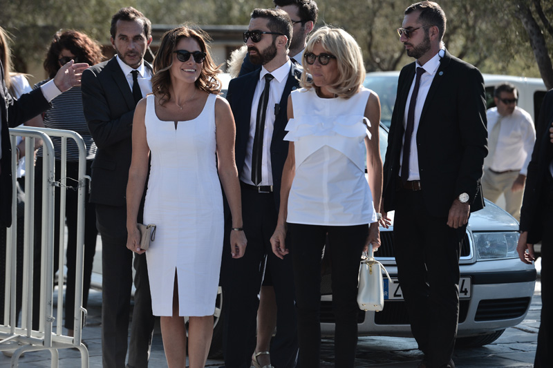 Μπριζίτ Μακρόν –Μπέτυ Μπαζιάνα: Ντυμένες στα λευκά επισκέφθηκαν την  Ακρόπολη! (εικόνες)