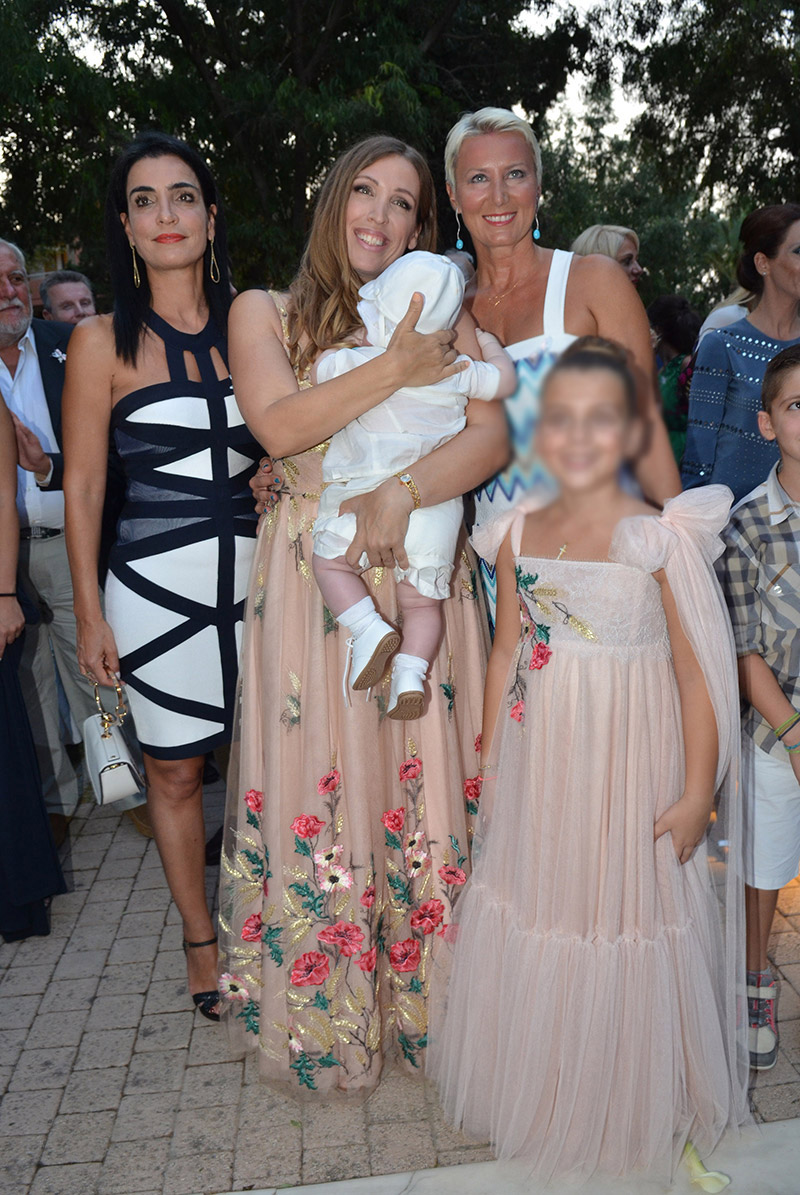 Όλη η showbiz στη βάφτιση και στη δεξίωση της οικογένειας Καμπουράκη στη Ρόδο! (εικόνες)