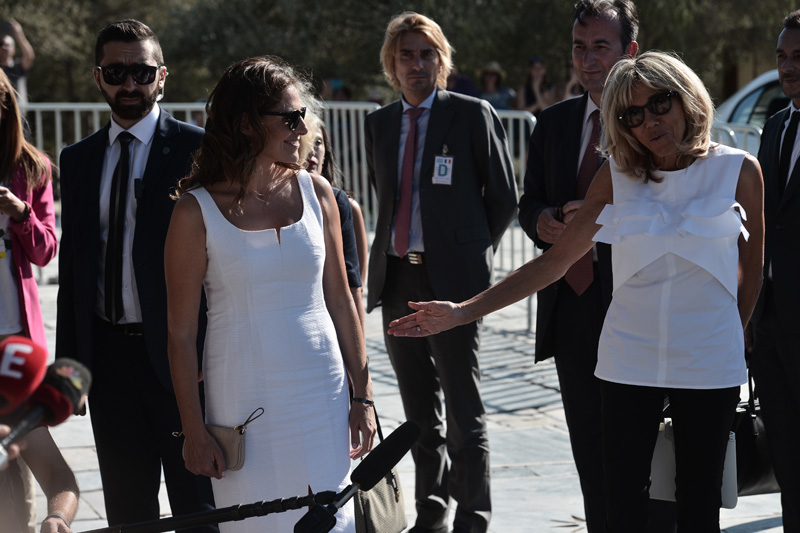 Μπριζίτ Μακρόν –Μπέτυ Μπαζιάνα: Ντυμένες στα λευκά επισκέφθηκαν την  Ακρόπολη! (εικόνες)