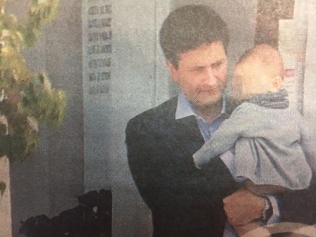Απίστευτο: Πασίγνωστος υπουργός βάφτισε τον γιο του σε νεκροταφείο!