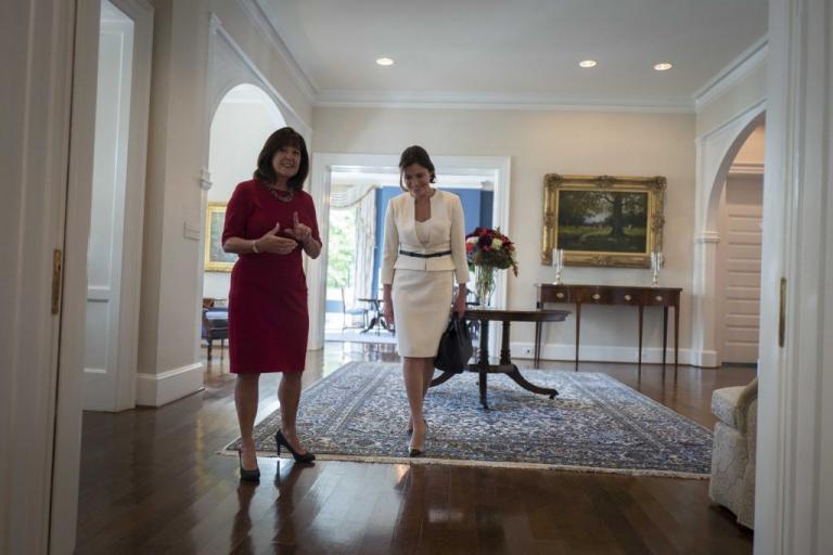 Οι υπέροχες γόβες που φόρεσε η Μπέτυ Μπαζιάνα στο Λευκό Οίκο! (εικόνες)
