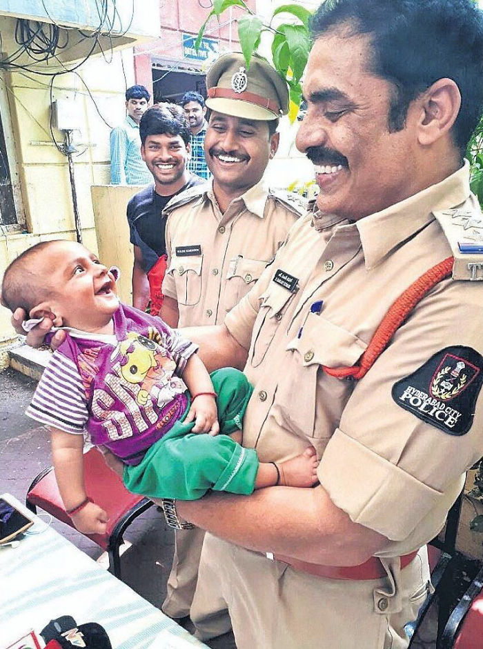 Η αντίδραση μωρού στους αστυνομικούς που τον διέσωσαν από απαγωγείς είναι υπέροχη (εικόνα)